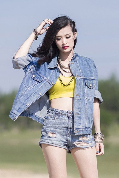 Đông Nhi khoe eo thon, chân dài bên xe mui trần ảnh 7 Đông Nhi khoe eo thon, chân dài bên xe mui trần ảnh 7