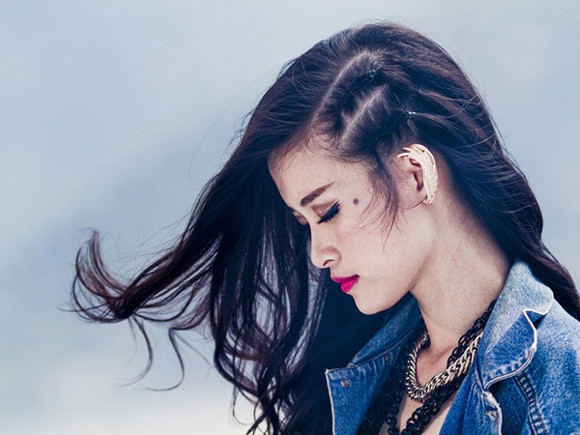 Đông Nhi khoe eo thon, chân dài bên xe mui trần ảnh 4 Đông Nhi khoe eo thon, chân dài bên xe mui trần ảnh 4