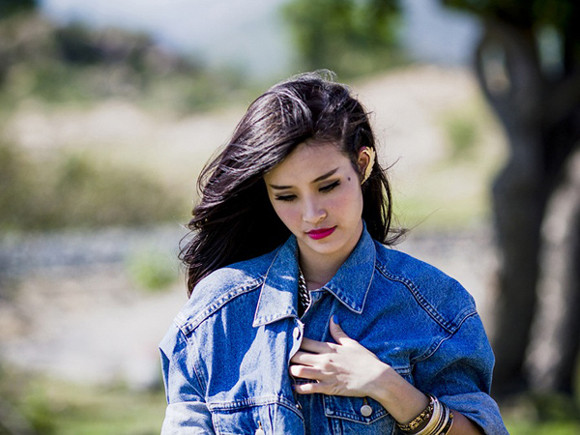 Đông Nhi khoe eo thon, chân dài bên xe mui trần ảnh 5 Đông Nhi khoe eo thon, chân dài bên xe mui trần ảnh 5