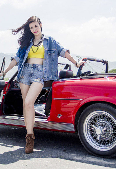 Đông Nhi khoe eo thon, chân dài bên xe mui trần ảnh 2 Đông Nhi khoe eo thon, chân dài bên xe mui trần ảnh 2