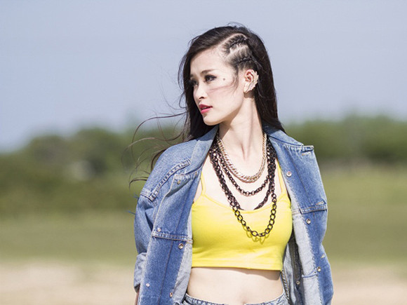 Đông Nhi khoe eo thon, chân dài bên xe mui trần ảnh 6 Đông Nhi khoe eo thon, chân dài bên xe mui trần ảnh 6