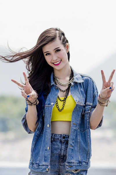 Đông Nhi khoe eo thon, chân dài bên xe mui trần ảnh 8 Đông Nhi khoe eo thon, chân dài bên xe mui trần ảnh 8