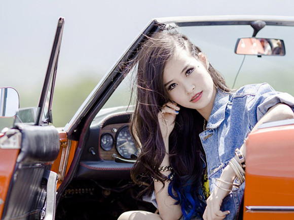 Đông Nhi khoe eo thon, chân dài bên xe mui trần ảnh 1 Đông Nhi khoe eo thon, chân dài bên xe mui trần ảnh 1
