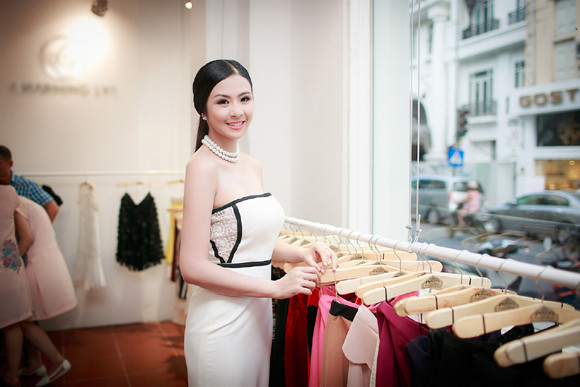 Hoa hậu Ngọc Hân khoe vai trần gợi cảm trong trang phục tự thiết kế ảnh 1