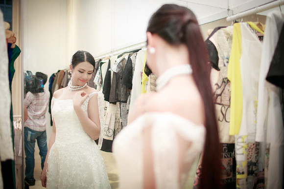 Hoa hậu Ngọc Hân khoe vai trần gợi cảm trong trang phục tự thiết kế ảnh 5