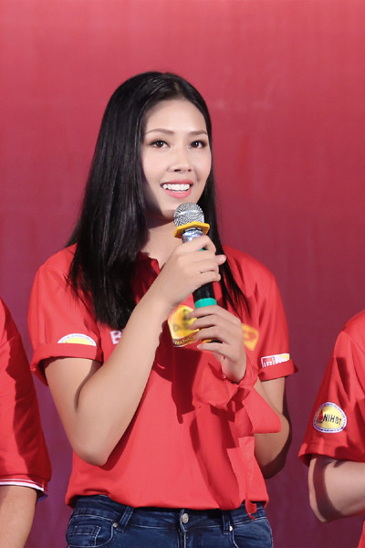 Hoa hậu Biển Nguyễn Thị Loan đi vận động hiến máu nhân đạo ảnh 3 Hoa hậu Biển Nguyễn Thị Loan đi vận động hiến máu nhân đạo ảnh 3