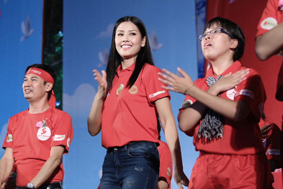 Hoa hậu Biển Nguyễn Thị Loan đi vận động hiến máu nhân đạo ảnh 6 Hoa hậu Biển Nguyễn Thị Loan đi vận động hiến máu nhân đạo ảnh 6