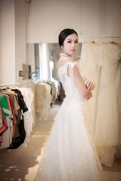 Hoa hậu Ngọc Hân khoe vai trần gợi cảm trong trang phục tự thiết kế ảnh 7