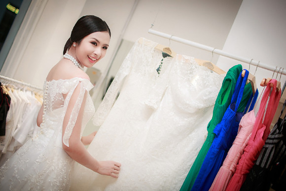 Hoa hậu Ngọc Hân khoe vai trần gợi cảm trong trang phục tự thiết kế ảnh 6