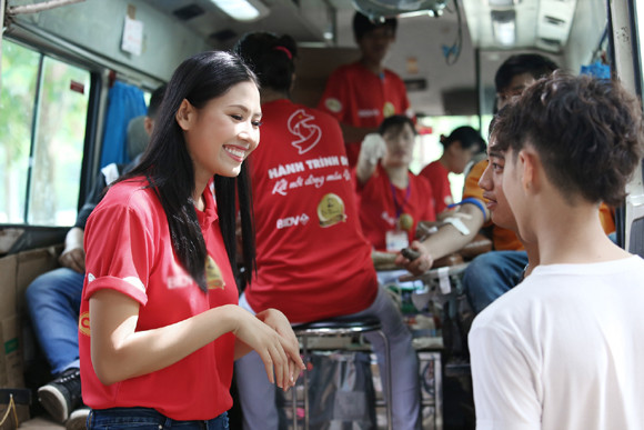 Hoa hậu Biển Nguyễn Thị Loan đi vận động hiến máu nhân đạo ảnh 10 Hoa hậu Biển Nguyễn Thị Loan đi vận động hiến máu nhân đạo ảnh 10