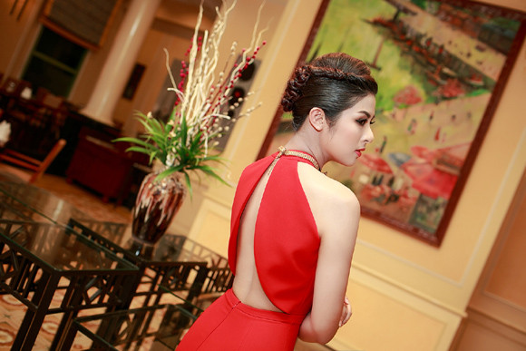 Hoa hậu Ngọc Hân khoe lưng trần, dáng ngọc ở Hải Phòng ảnh 1 Hoa hậu Ngọc Hân khoe lưng trần, dáng ngọc ở Hải Phòng ảnh 1