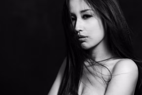 Mai Phương Thuý "vai trần mắt buồn" sau tuyên bố giã từ showbiz ảnh 3