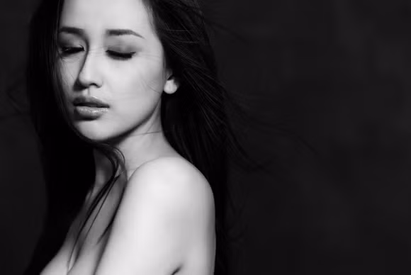 Mai Phương Thuý "vai trần mắt buồn" sau tuyên bố giã từ showbiz ảnh 1