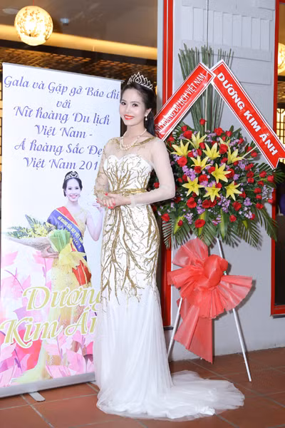 Nữ hoàng Du lịch Việt Nam Dương Kim Ánh lộng lẫy trong tiệc mừng sau đăng quang ảnh 1