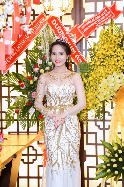 Nữ hoàng Du lịch Việt Nam Dương Kim Ánh lộng lẫy trong tiệc mừng sau đăng quang ảnh 6