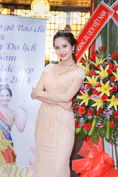 Nữ hoàng Du lịch Việt Nam Dương Kim Ánh lộng lẫy trong tiệc mừng sau đăng quang ảnh 9
