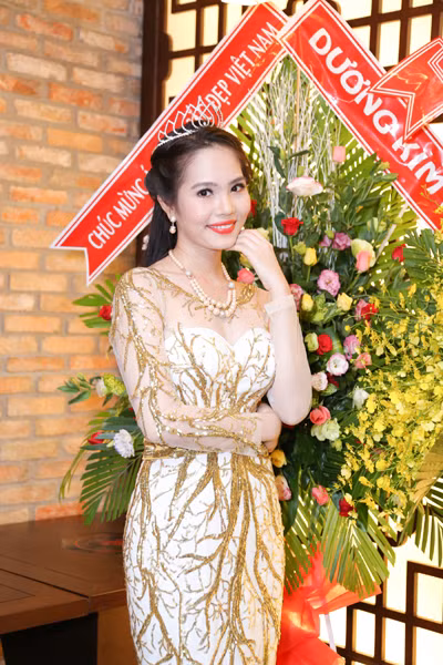 Nữ hoàng Du lịch Việt Nam Dương Kim Ánh lộng lẫy trong tiệc mừng sau đăng quang ảnh 8