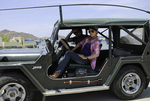 Mai Thu Huyền tạo dáng hầm hố trên xe jeep ảnh 1