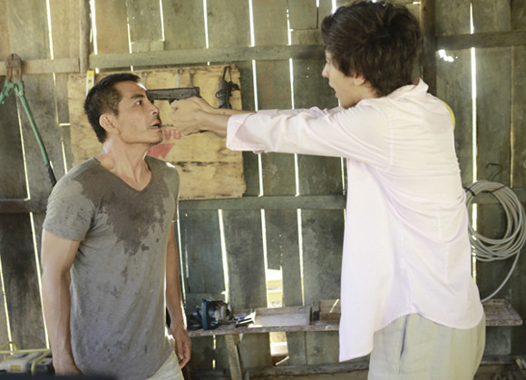 Mai Thu Huyền tạo dáng hầm hố trên xe jeep ảnh 8