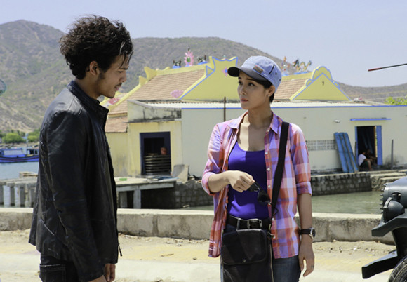 Mai Thu Huyền tạo dáng hầm hố trên xe jeep ảnh 5