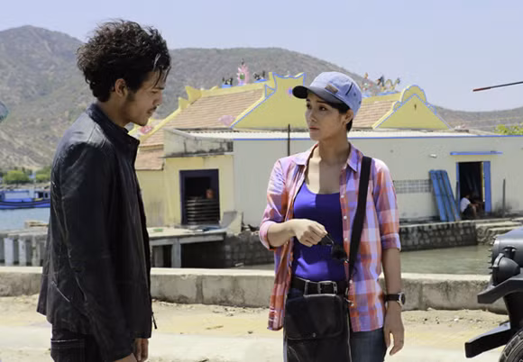 Mai Thu Huyền tạo dáng hầm hố trên xe jeep ảnh 5