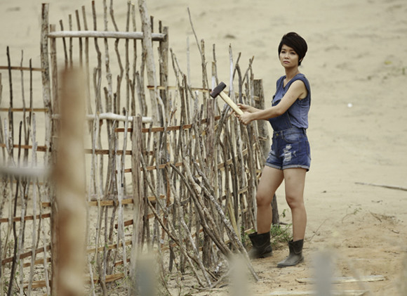 Mai Thu Huyền tạo dáng hầm hố trên xe jeep ảnh 3