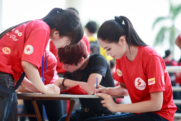 Hoa hậu biển Nguyễn Thị Loan "tươi rói" đi hiến máu nhân đạo ảnh 1