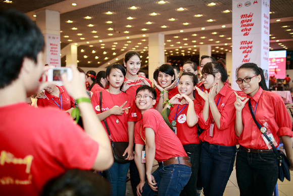 Hoa hậu biển Nguyễn Thị Loan "tươi rói" đi hiến máu nhân đạo ảnh 5