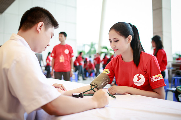 Hoa hậu biển Nguyễn Thị Loan "tươi rói" đi hiến máu nhân đạo ảnh 2