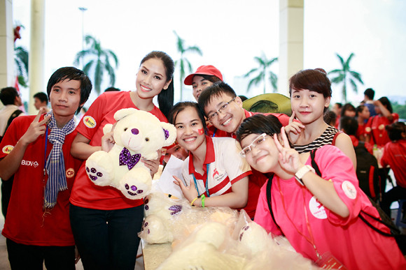 Hoa hậu biển Nguyễn Thị Loan "tươi rói" đi hiến máu nhân đạo ảnh 4