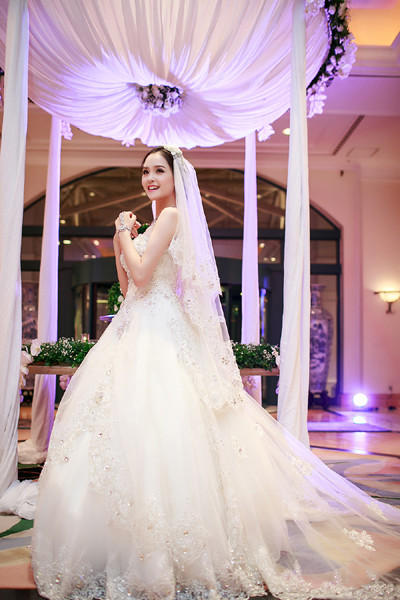 Á hậu Hoàng Anh làm vedette diện váy cưới lộng lẫy ảnh 6 Á hậu Hoàng Anh làm vedette diện váy cưới lộng lẫy ảnh 6