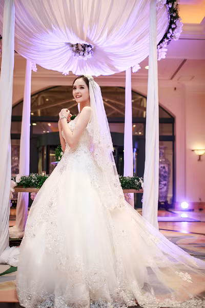 Á hậu Hoàng Anh làm vedette diện váy cưới lộng lẫy ảnh 6
