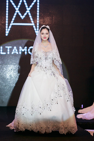 Á hậu Hoàng Anh làm vedette diện váy cưới lộng lẫy ảnh 5 Á hậu Hoàng Anh làm vedette diện váy cưới lộng lẫy ảnh 5