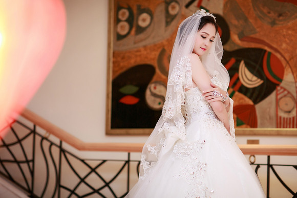 Á hậu Hoàng Anh làm vedette diện váy cưới lộng lẫy ảnh 1 Á hậu Hoàng Anh làm vedette diện váy cưới lộng lẫy ảnh 1