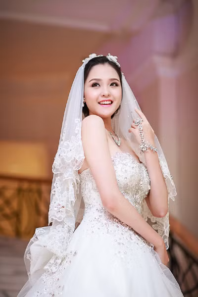 Á hậu Hoàng Anh làm vedette diện váy cưới lộng lẫy ảnh 3