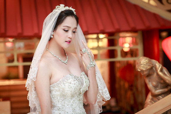 Á hậu Hoàng Anh làm vedette diện váy cưới lộng lẫy ảnh 7 Á hậu Hoàng Anh làm vedette diện váy cưới lộng lẫy ảnh 7