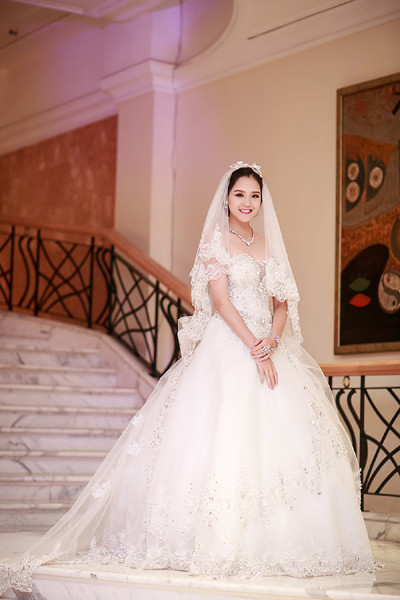 Á hậu Hoàng Anh làm vedette diện váy cưới lộng lẫy ảnh 2 Á hậu Hoàng Anh làm vedette diện váy cưới lộng lẫy ảnh 2