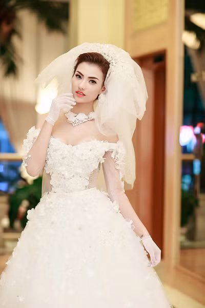 Hồng Quế khoe vai trần lấp ló vòng 1 gợi cảm ảnh 6