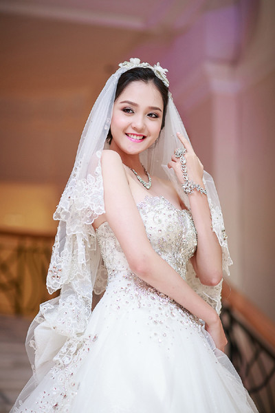 Á hậu Hoàng Anh làm vedette diện váy cưới lộng lẫy ảnh 4 Á hậu Hoàng Anh làm vedette diện váy cưới lộng lẫy ảnh 4