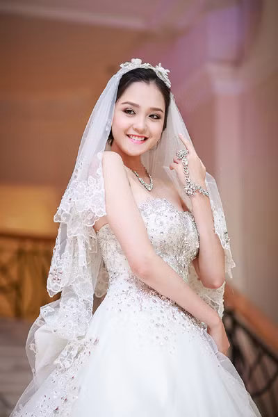 Á hậu Hoàng Anh làm vedette diện váy cưới lộng lẫy ảnh 4