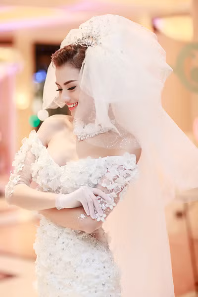 Hồng Quế khoe vai trần lấp ló vòng 1 gợi cảm ảnh 2