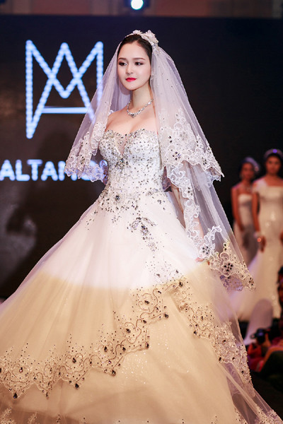 Á hậu Hoàng Anh làm vedette diện váy cưới lộng lẫy ảnh 8 Á hậu Hoàng Anh làm vedette diện váy cưới lộng lẫy ảnh 8