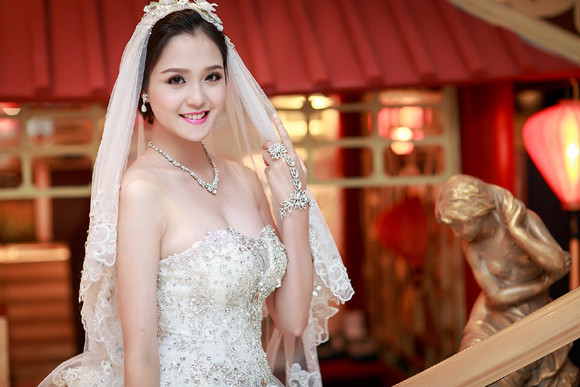 Á hậu Hoàng Anh làm vedette diện váy cưới lộng lẫy ảnh 9 Á hậu Hoàng Anh làm vedette diện váy cưới lộng lẫy ảnh 9