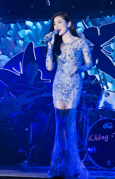 Lệ Quyên nửa kín nửa hở trong bộ đầm xuyên thấu ảnh 9 Lệ Quyên nửa kín nửa hở trong bộ đầm xuyên thấu ảnh 9