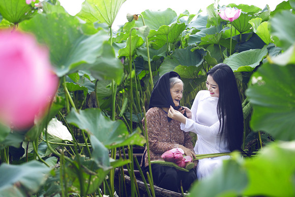 Hoa hậu Ngọc Anh tôn vinh Quốc hoa cùng cụ bà ảnh 4