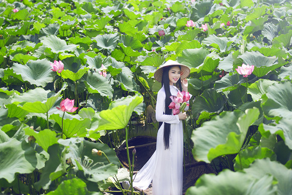 Hoa hậu Ngọc Anh tôn vinh Quốc hoa cùng cụ bà ảnh 11