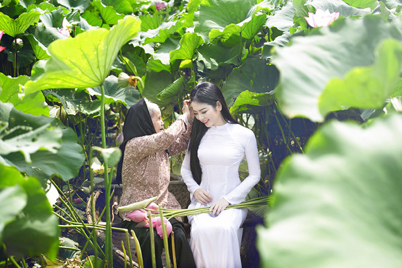 Hoa hậu Ngọc Anh tôn vinh Quốc hoa cùng cụ bà ảnh 2