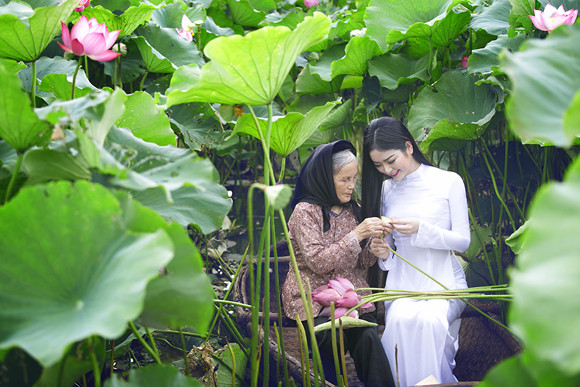 Hoa hậu Ngọc Anh tôn vinh Quốc hoa cùng cụ bà ảnh 5