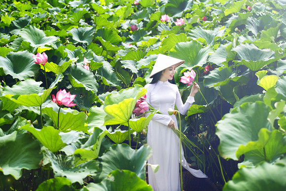 Hoa hậu Ngọc Anh tôn vinh Quốc hoa cùng cụ bà ảnh 9