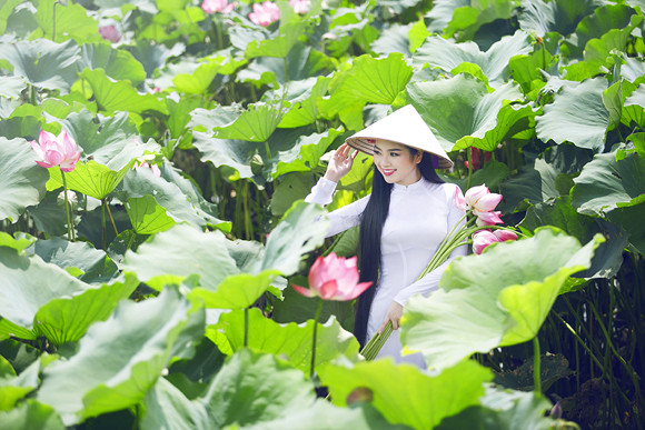 Hoa hậu Ngọc Anh tôn vinh Quốc hoa cùng cụ bà ảnh 10